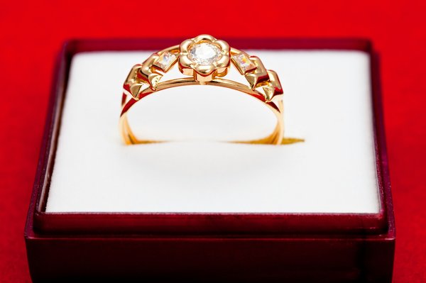 Découvrez la collection de bagues or 18 carat de guilde des orfèvres