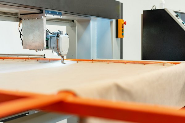 Machine à coudre piqueuse plate industrielle : le choix des pros