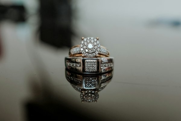 Bague fil d'or laminé diamanté : l'élégance réinventée